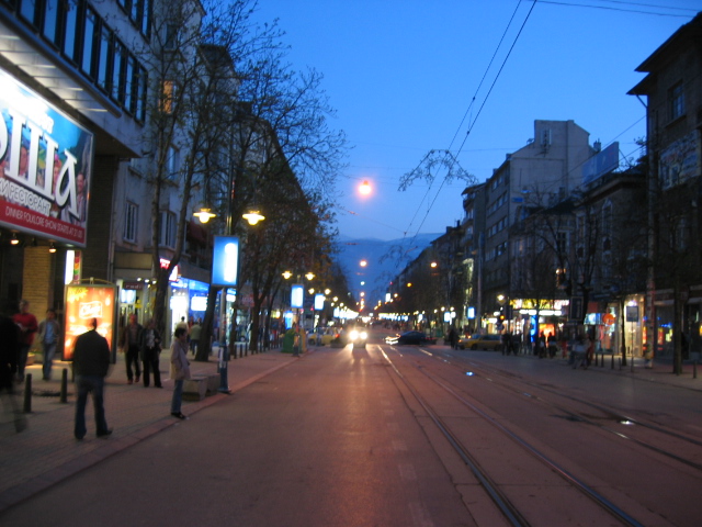 Die Haupteinkaufsmeile bei Nacht