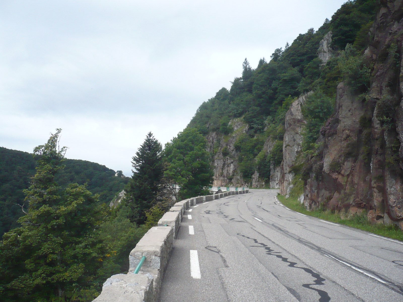 Wir genießen die kurvenreiche Straße