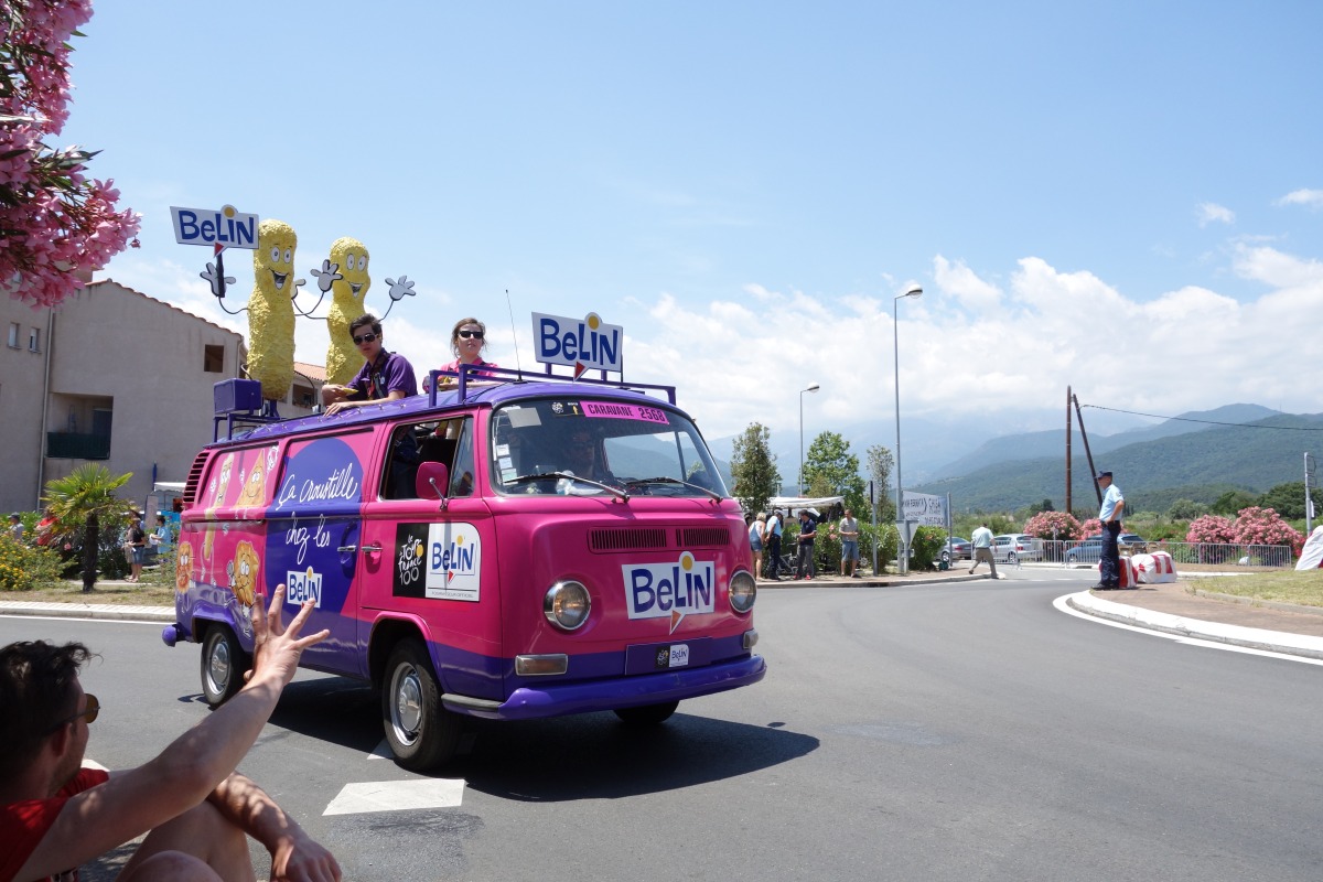 Einer der bunt gemalten Sponsorwagen