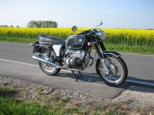 BMW R 60/5 vor einem Rapsfeld