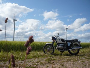 BMW R 80/5 vor Eifelwindrädern