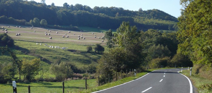 Französich angehauchte Straße auf der Grenze zwischen Luxemburg und Deutschland