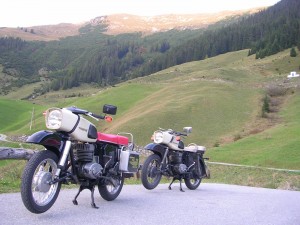 Zwei Eisenschweine in den Alpen