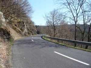 Kurven auf der N27 Richtung Esch-sur-Sûre
