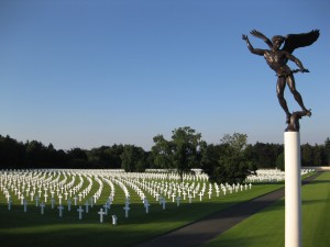 Endlose Grabreihen des amerikanischen Ehrenfriedhofs von "Henri-Chapelle"