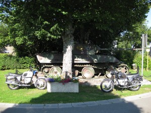 Zwei Kühe vorm Panther in "Grandmenil"