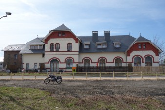 Kuh im ehemaligen Bahnhof von Sourbrodt