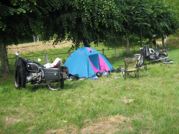 Nachts aufgebautes Zeltlager (Anreise Urlaub 2009)