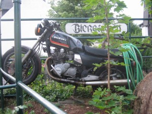 Ein Motorrad ziert den Vorgarten unserer Pension