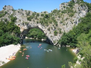 Zahlreiche Touris nutzten den ruhigen Fluss für eine Kanufahrt