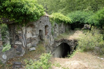 Achtung dunkle tiefe Löcher - Katakomben der Kirche