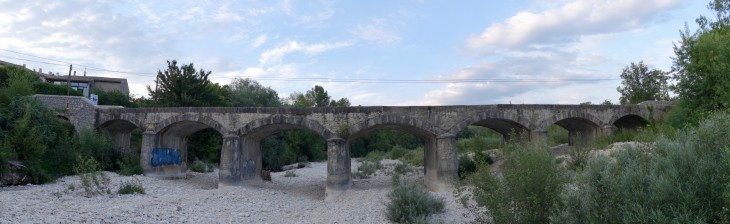 Panorama einer Steinbogenbrücke